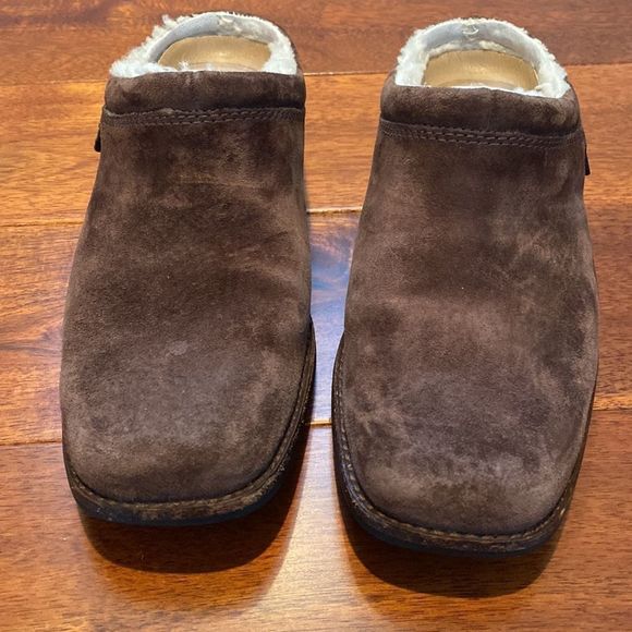 UGG slide - Picture 3 of 7